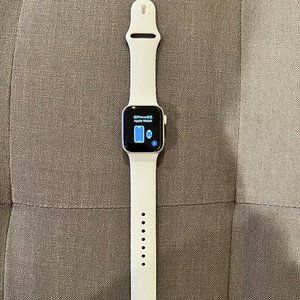 Apple Watch SE GPS 40mm Silver Aluminum with White Sport Band